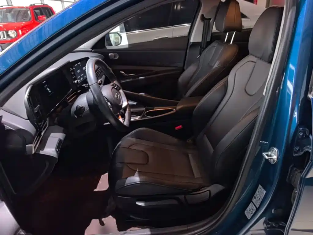 Hyundai Elantra — фото 14