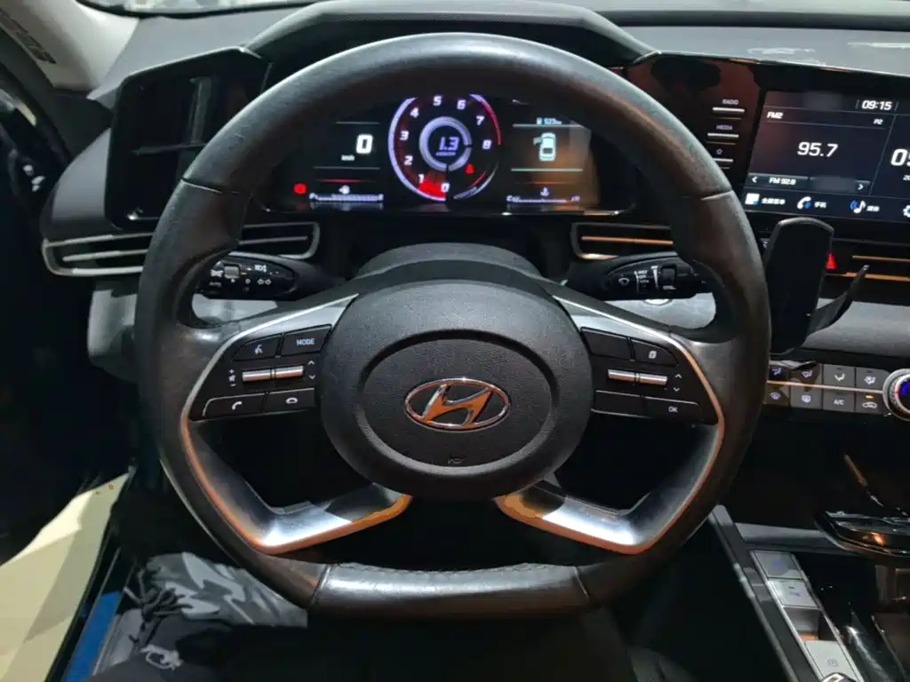 Hyundai Elantra — фото 10