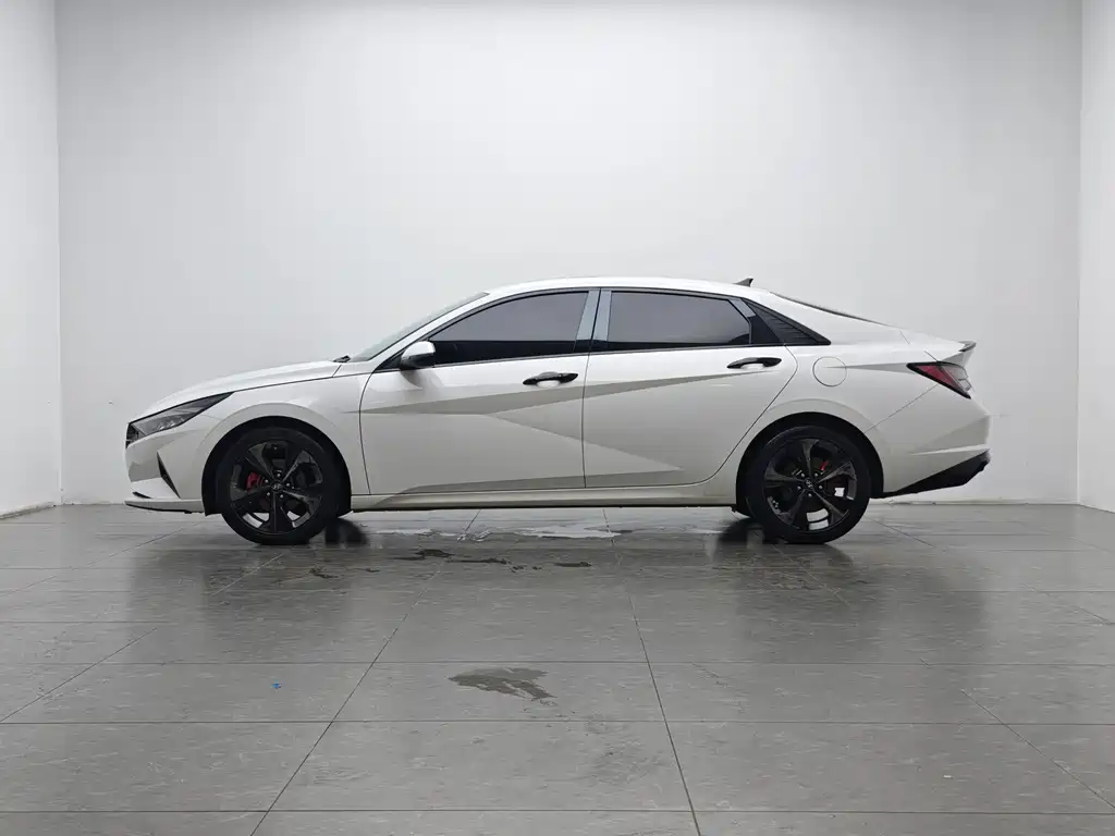 Hyundai Elantra — фото 10