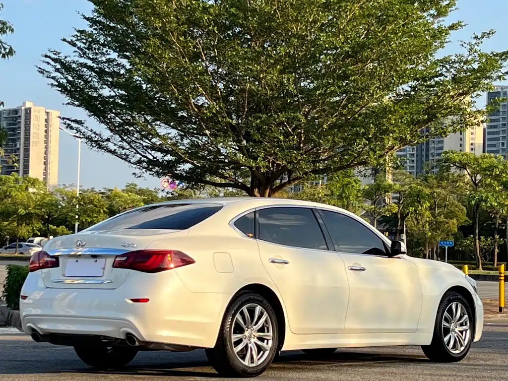 Infiniti Q70 — фото 7