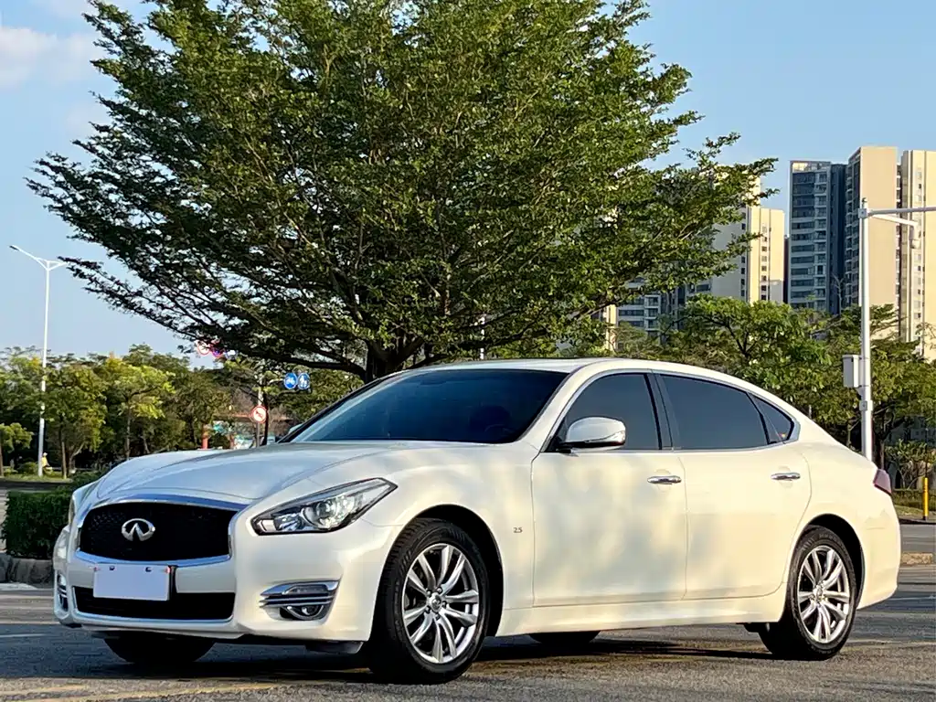 Infiniti Q70 — фото 1
