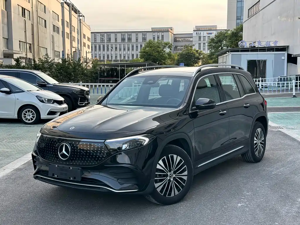 Mercedes-Benz EQB — фото 1