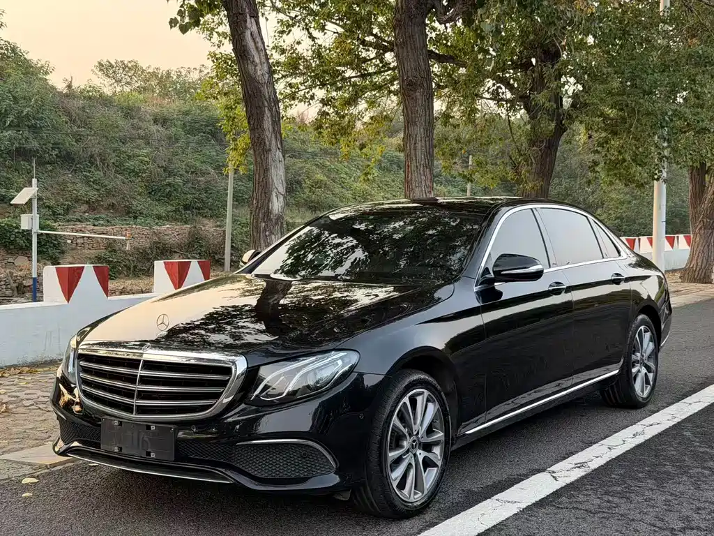 Mercedes-Benz E-Class — фото 1