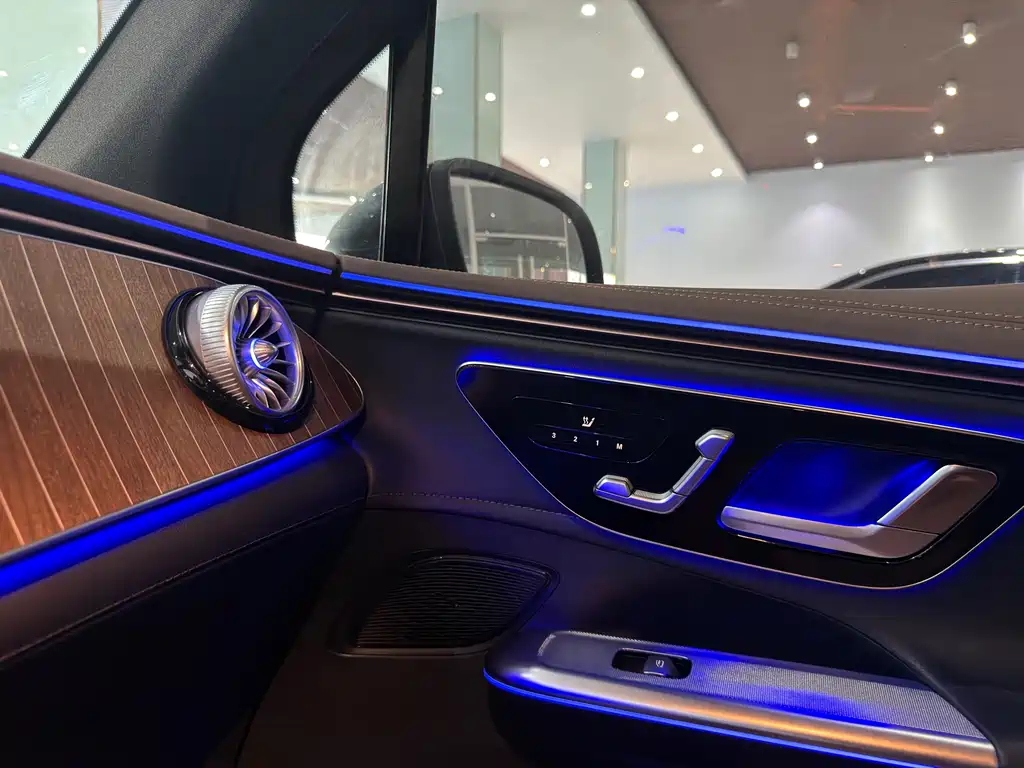 Mercedes-Benz EQE SUV — фото 11