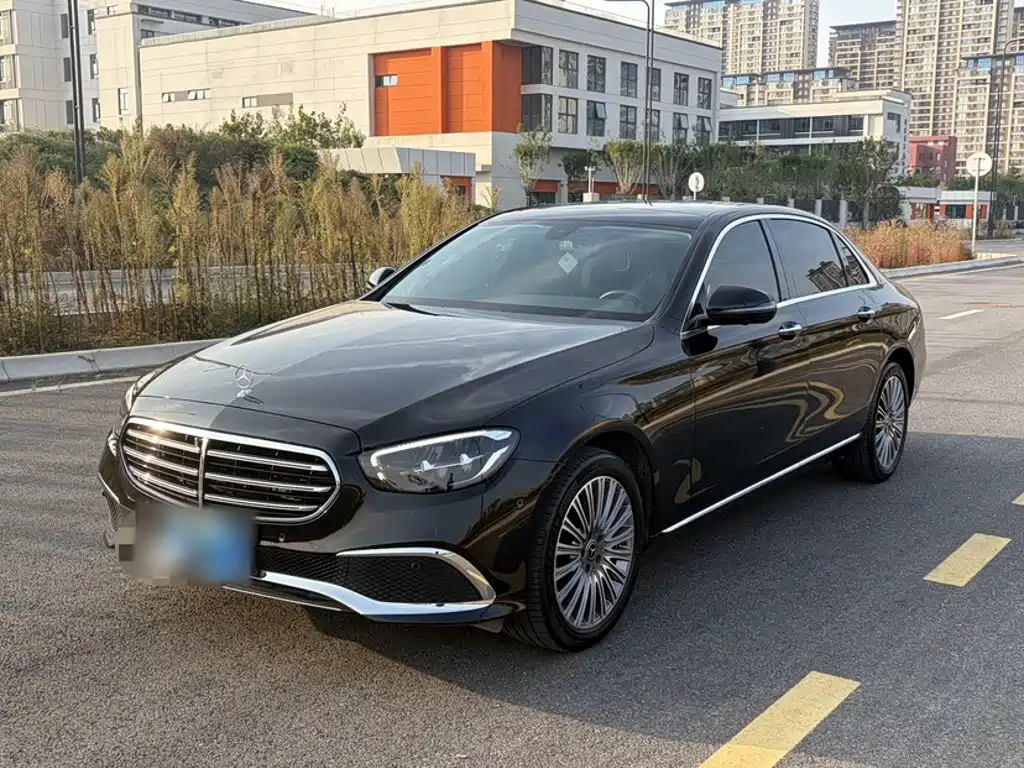 Mercedes-Benz E-Class — фото 1