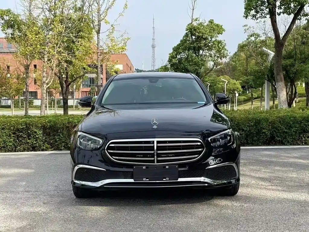 Mercedes-Benz E-Class — фото 1