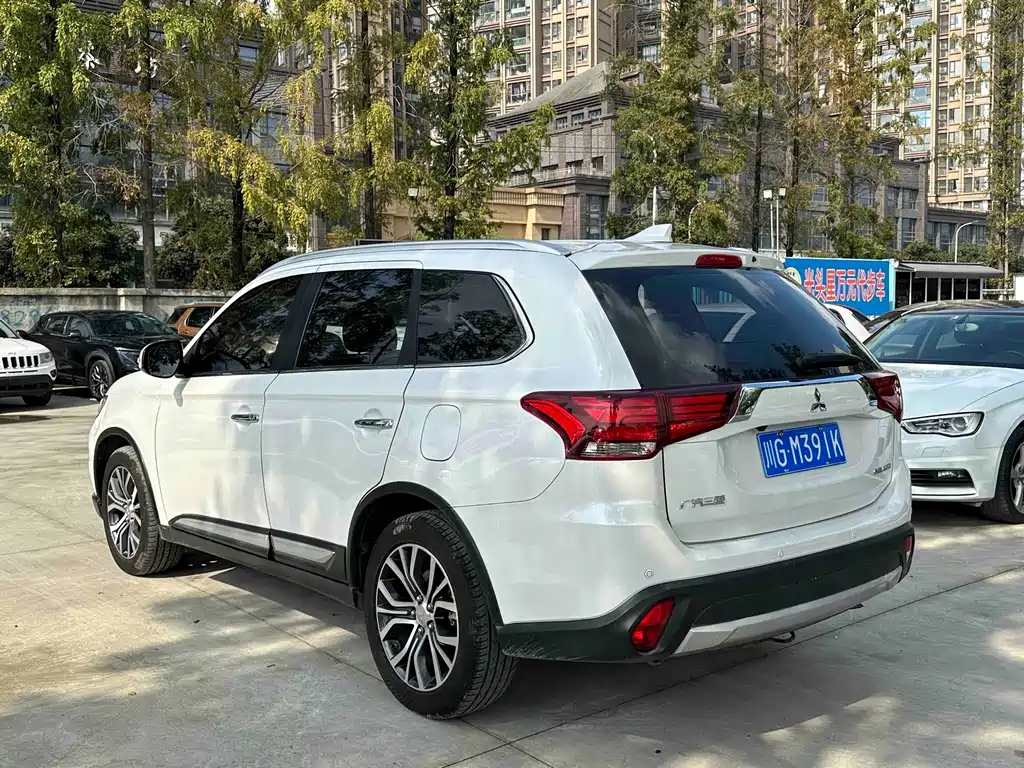 Mitsubishi Outlander — фото 13