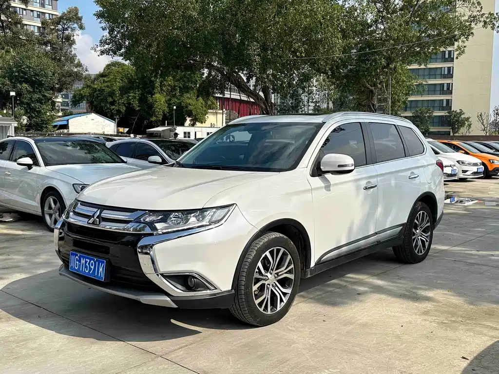 Mitsubishi Outlander — фото 1