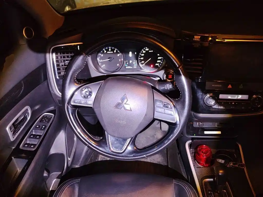 Mitsubishi Outlander — фото 11