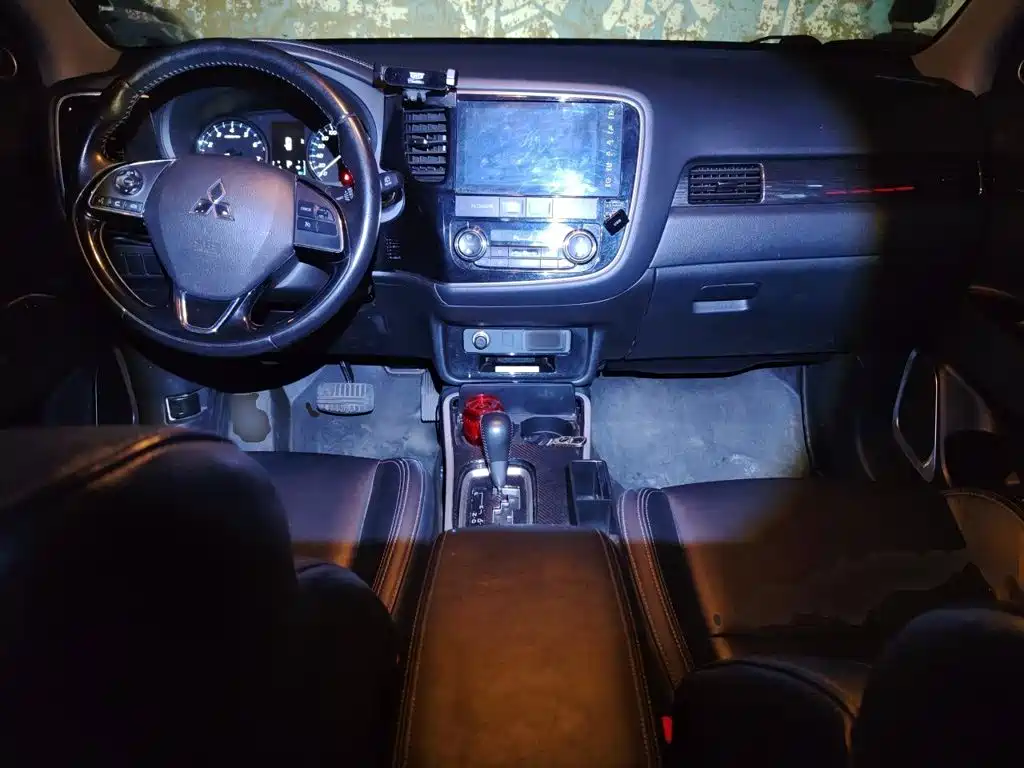 Mitsubishi Outlander — фото 10