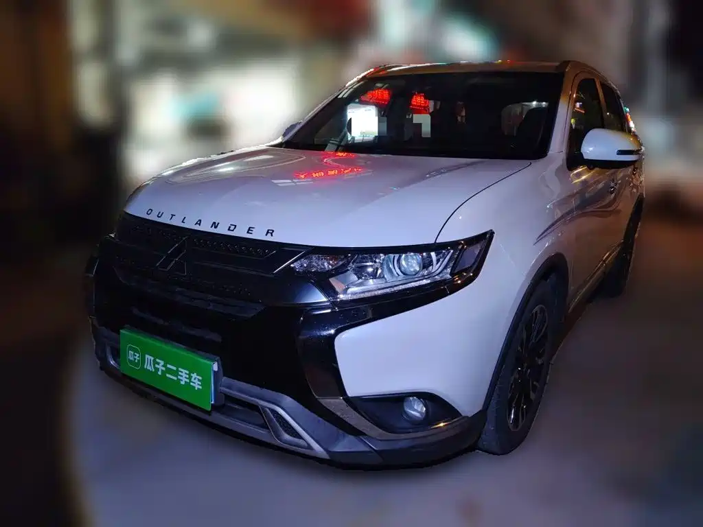 Mitsubishi Outlander — фото 1