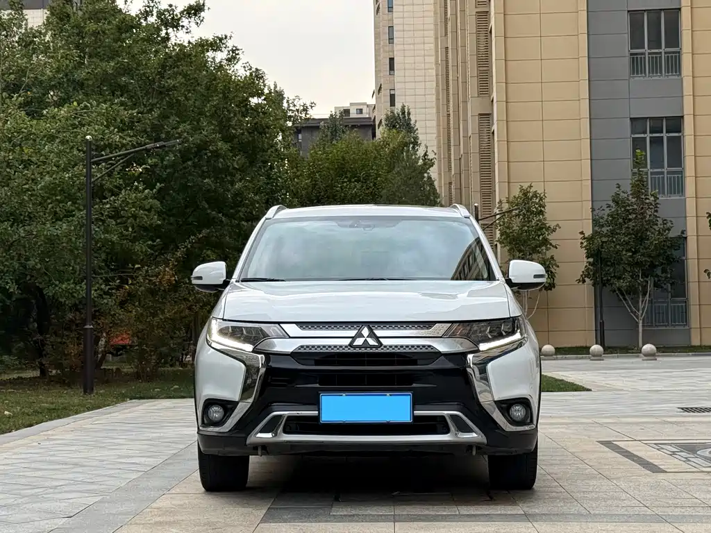 Mitsubishi Outlander — фото 2