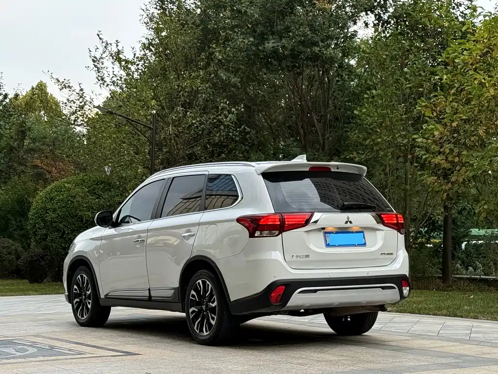 Mitsubishi Outlander — фото 3