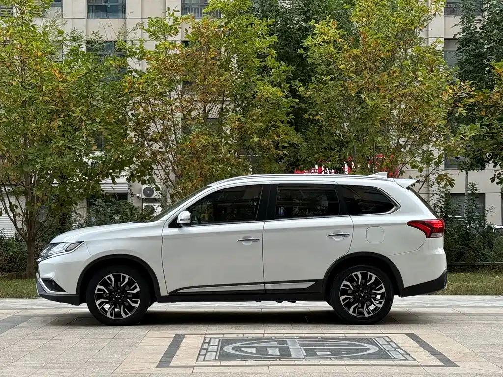 Mitsubishi Outlander — фото 4