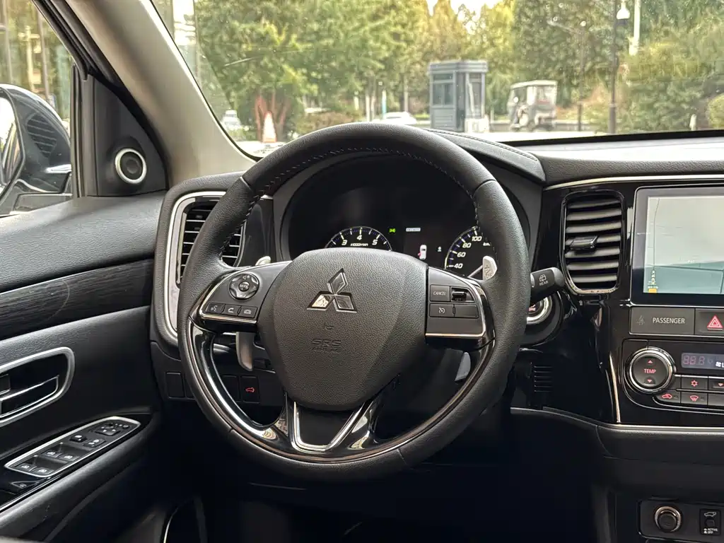 Mitsubishi Outlander — фото 7