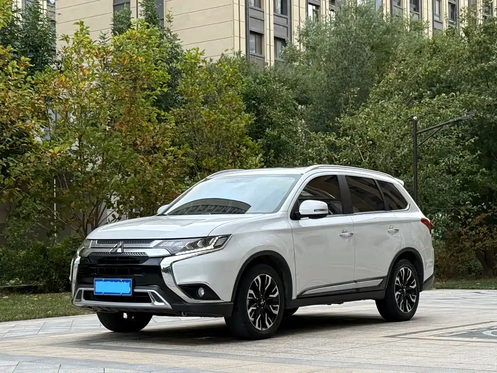 Mitsubishi Outlander — фото 1