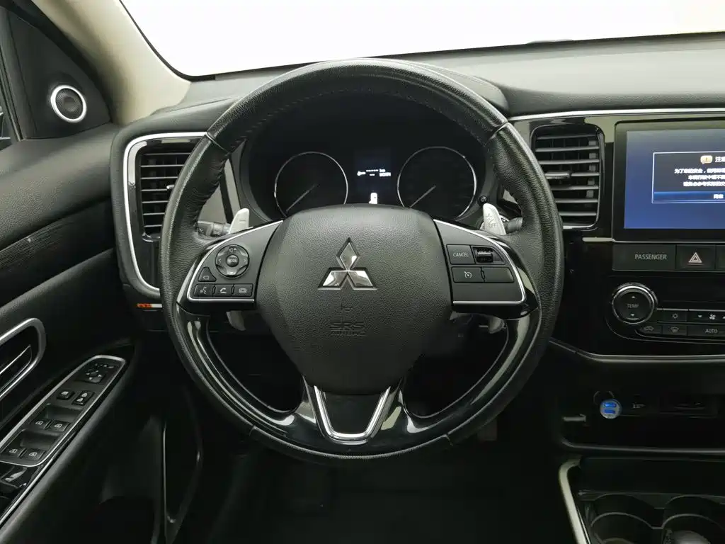 Mitsubishi Outlander — фото 11