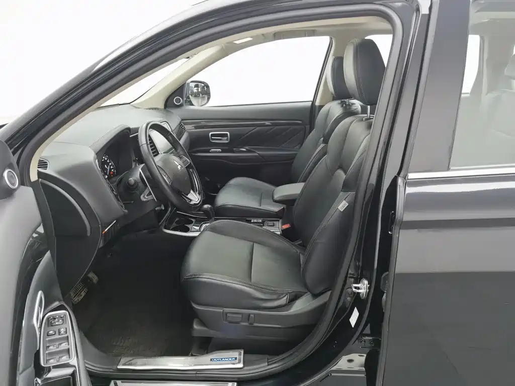 Mitsubishi Outlander — фото 10