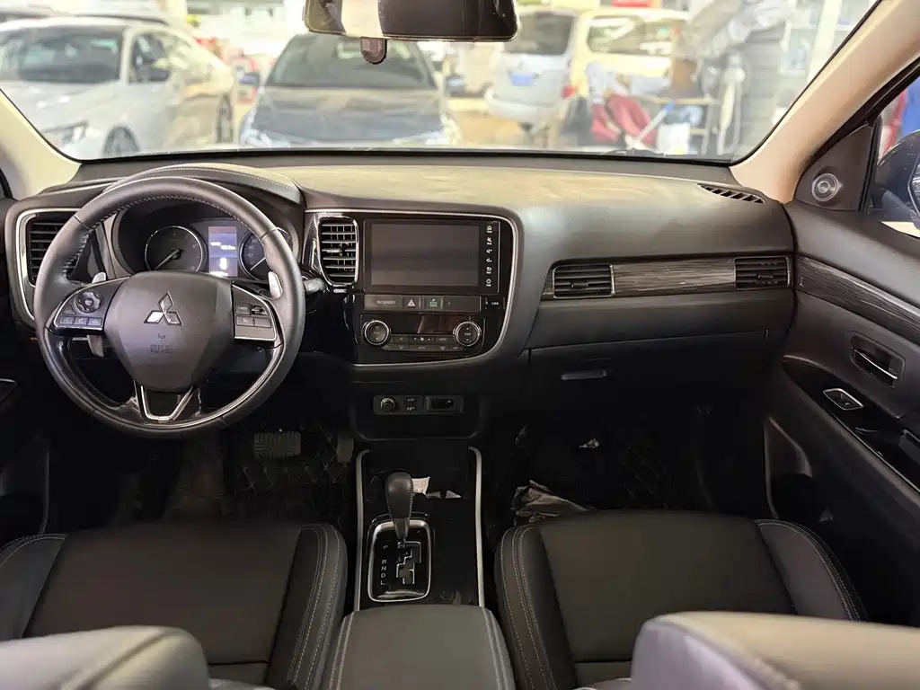 Mitsubishi Outlander — фото 6
