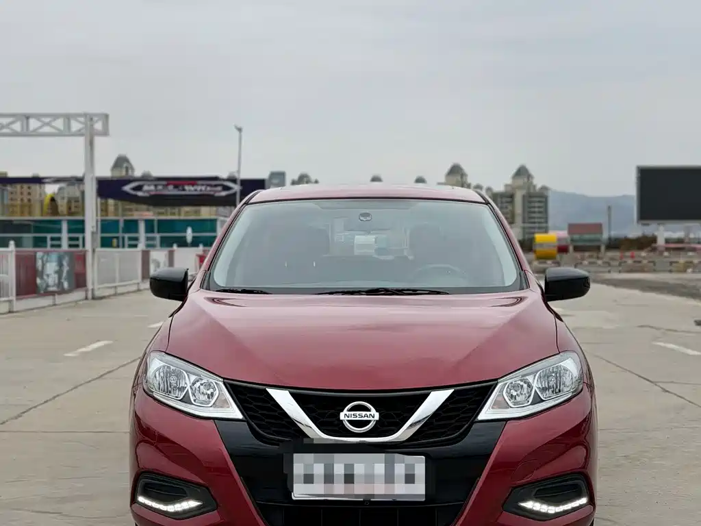 Nissan Tiida — фото 2