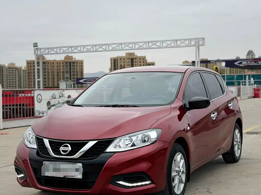 Nissan Tiida — фото 1