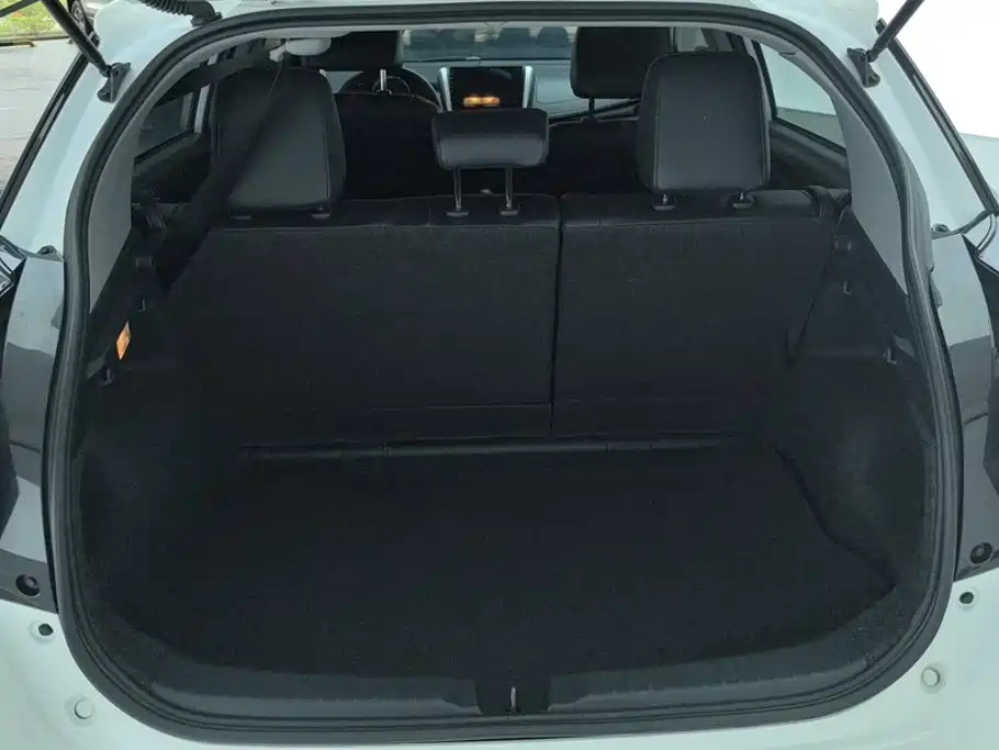 Toyota Yaris L — фото 4