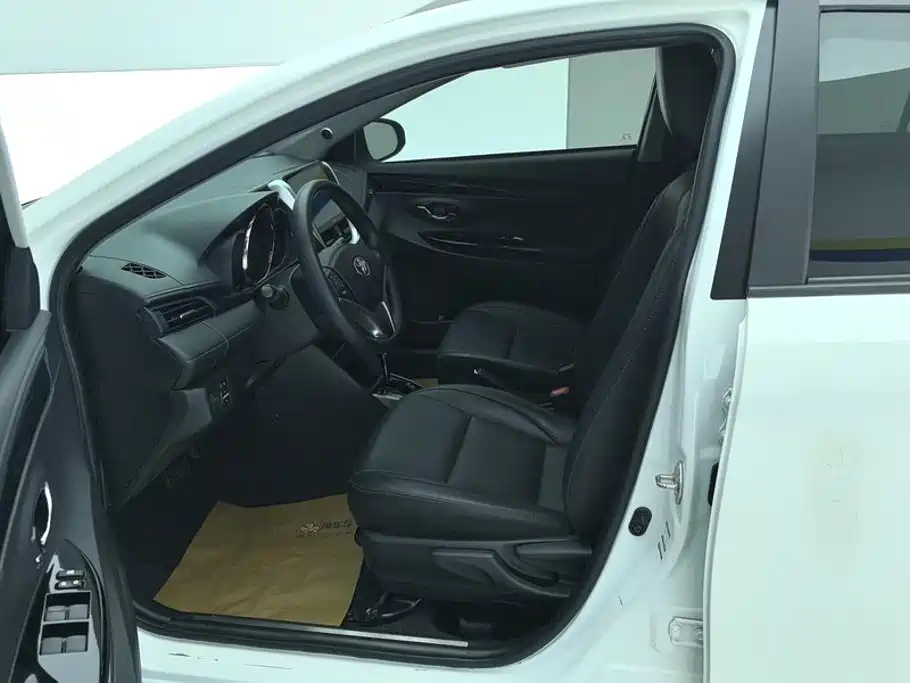Toyota Yaris L — фото 9
