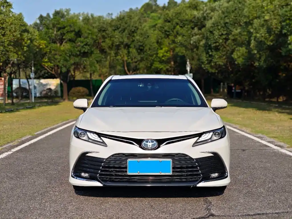 Toyota Camry — фото 2