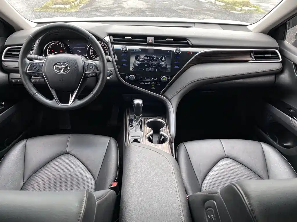 Toyota Camry — фото 8
