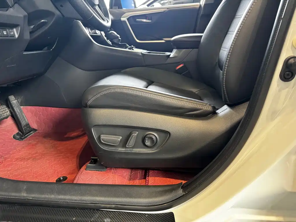 Toyota RAV4 — фото 13