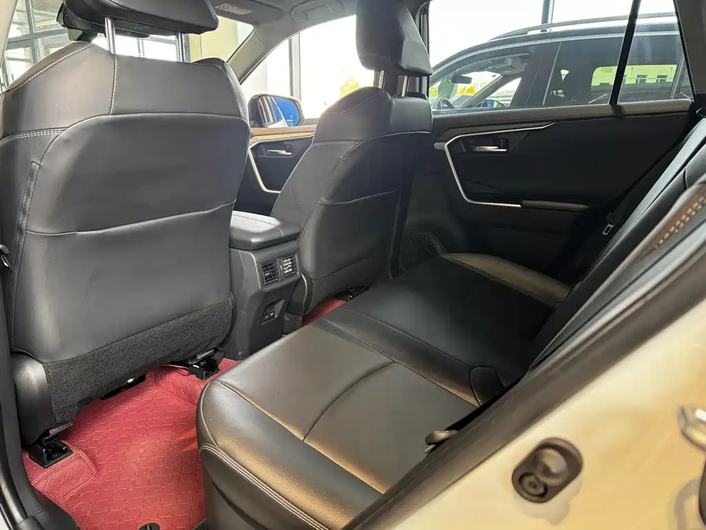 Toyota RAV4 — фото 14