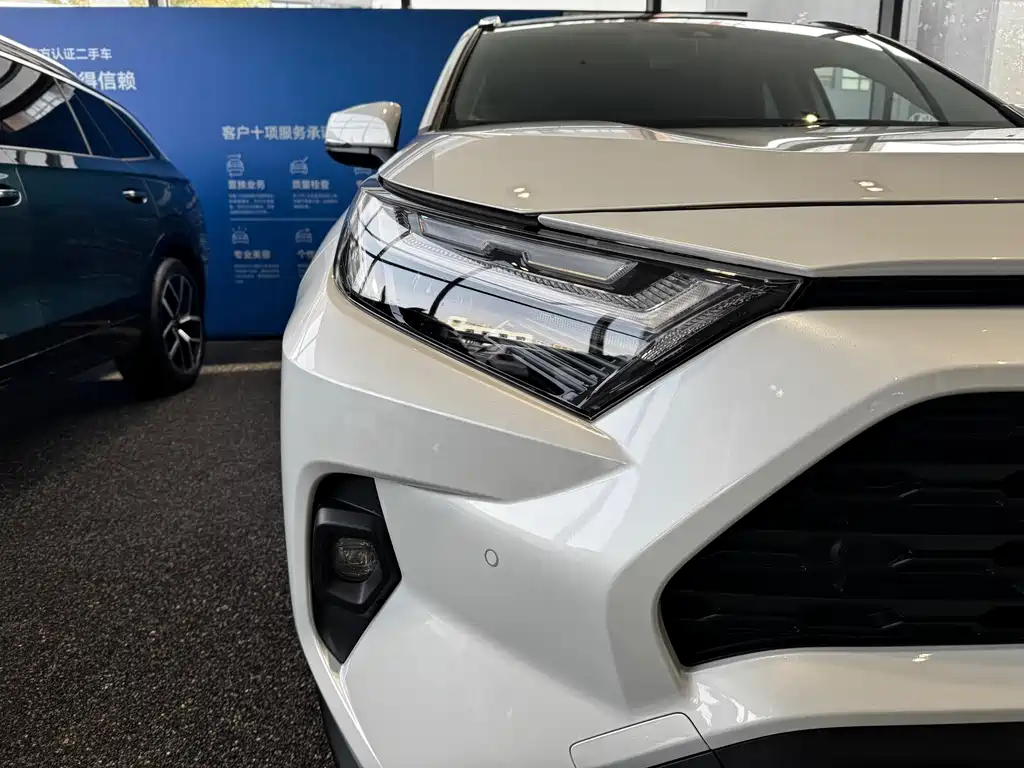 Toyota RAV4 — фото 18