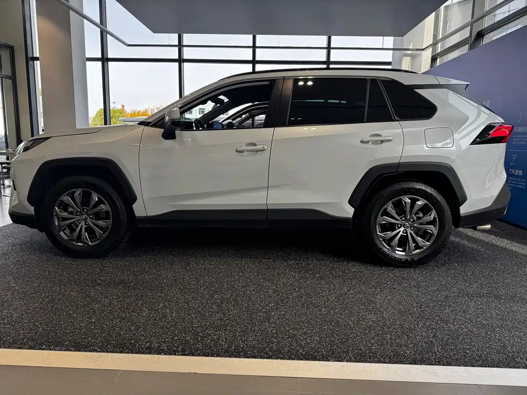 Toyota RAV4 — фото 3