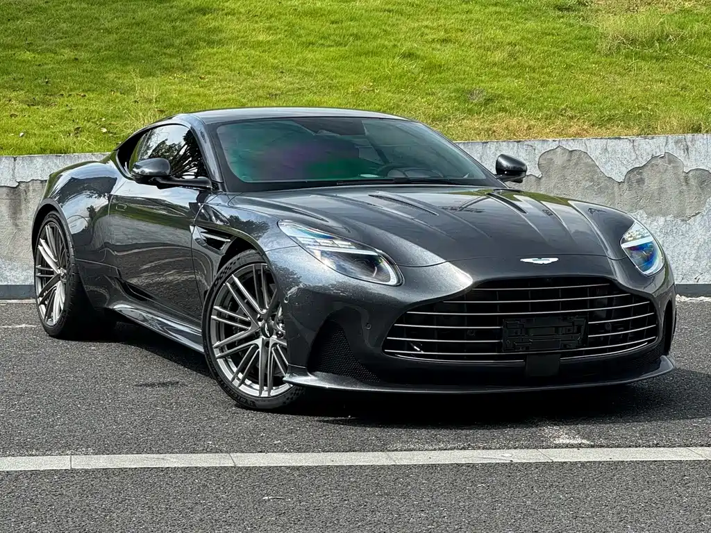 Aston Martin DB12 — фото 4