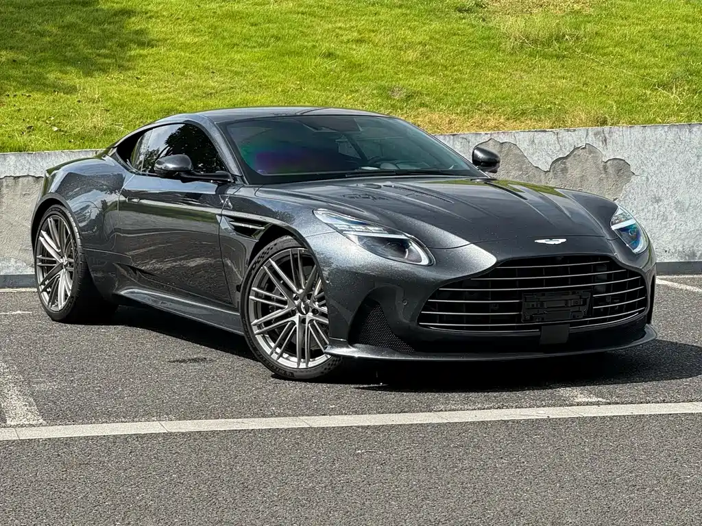 Aston Martin DB12 — фото 5