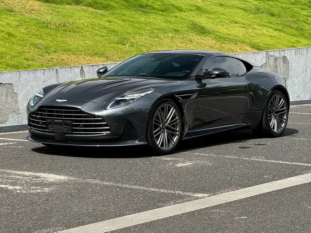 Aston Martin DB12 — фото 8