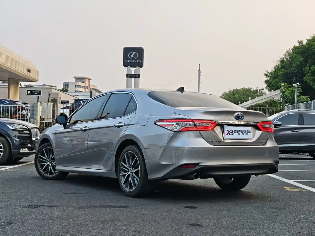 Toyota Camry — фото 5