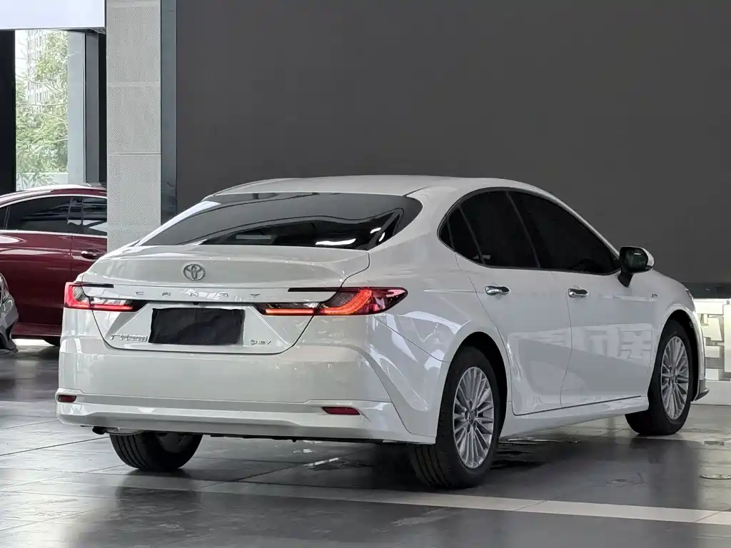 Toyota Camry — фото 3