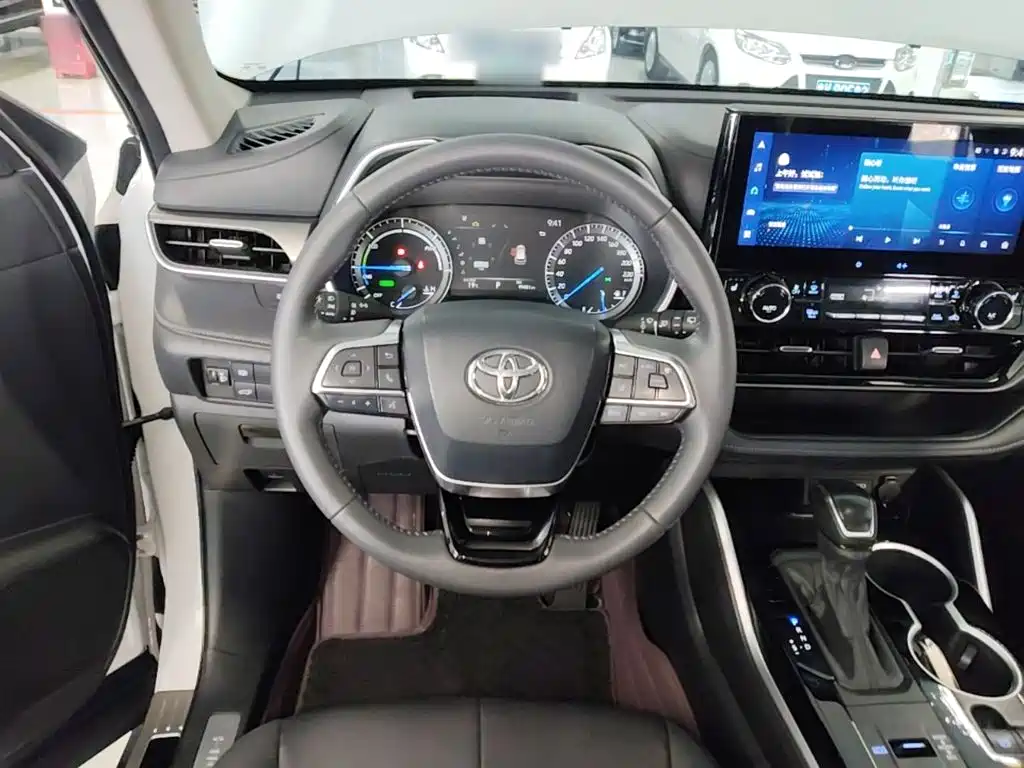 Toyota Highlander — фото 10