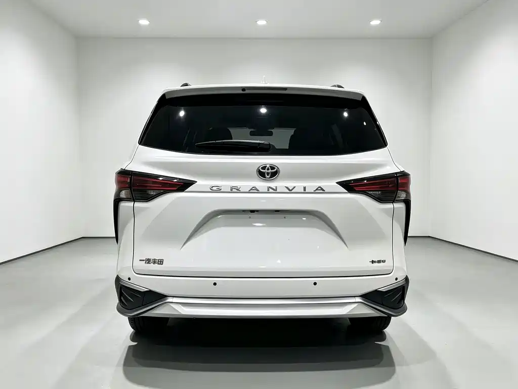 Toyota Granvia — фото 3