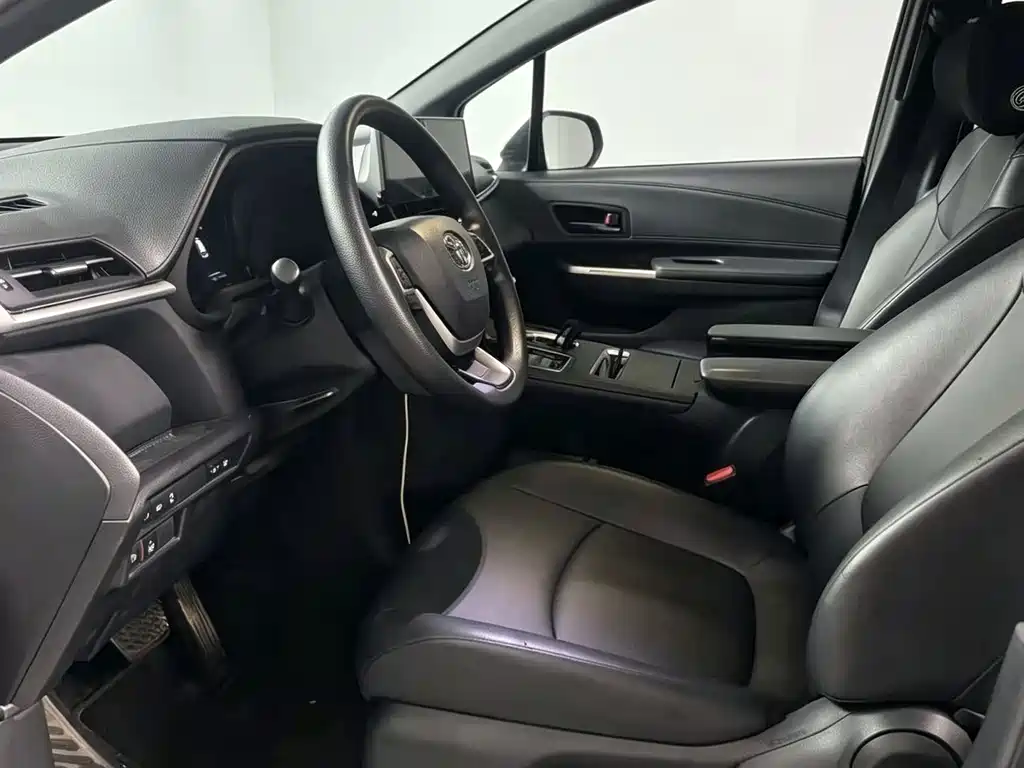 Toyota Granvia — фото 6