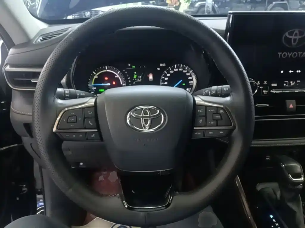 Toyota Highlander — фото 10