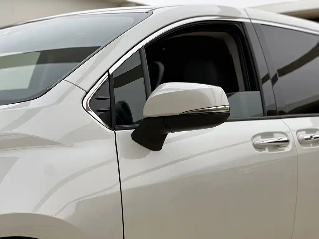 Toyota Granvia — фото 4