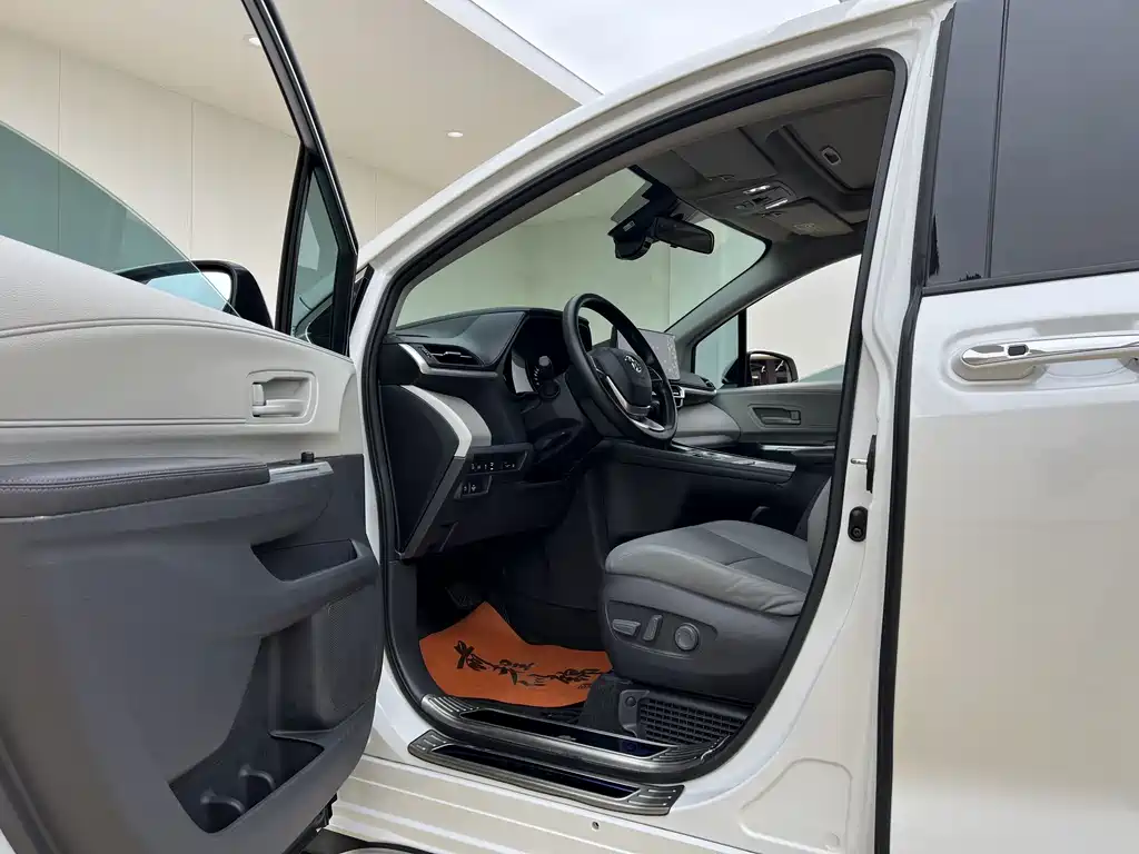 Toyota Granvia — фото 8