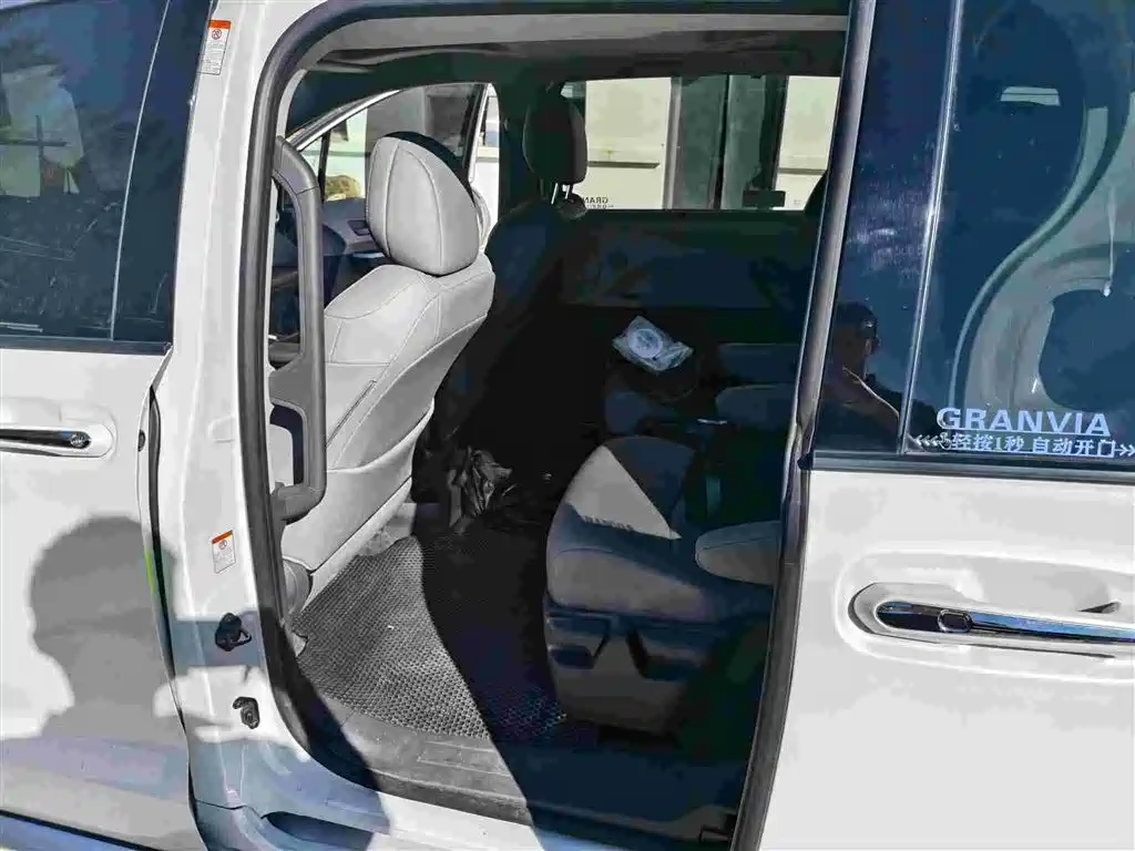 Toyota Granvia — фото 8