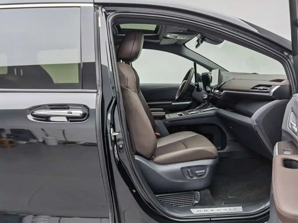 Toyota Granvia — фото 23