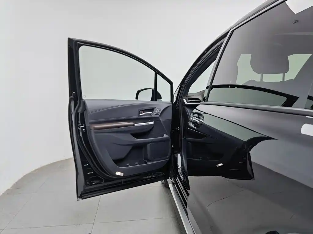Toyota Granvia — фото 8