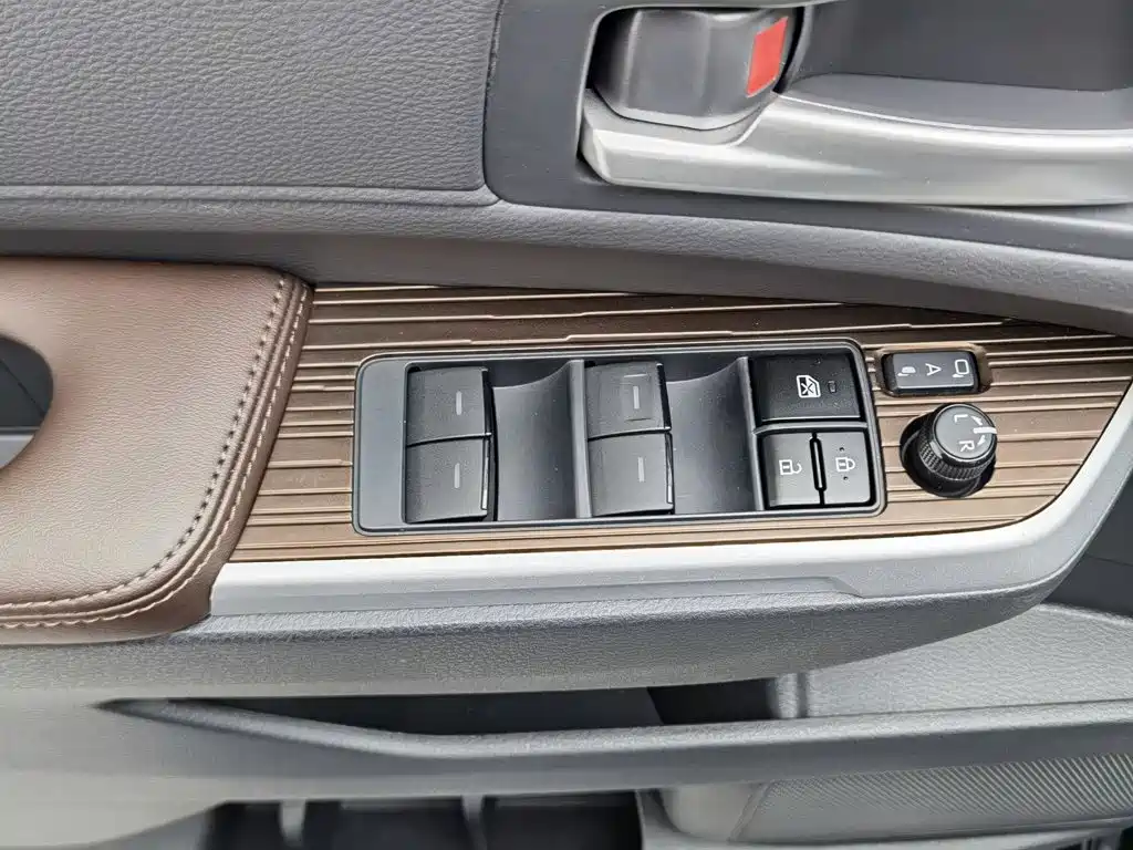 Toyota Granvia — фото 9