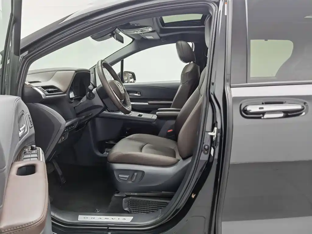 Toyota Granvia — фото 10