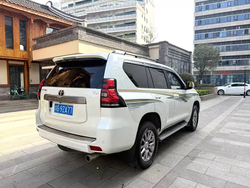 Toyota Prado — фото 10